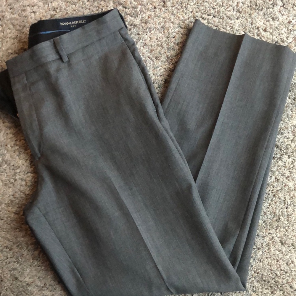 Banana Republic grey dress pants. 100% wool. Size 35x32. Great condition!